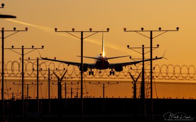 Plane-Landing-LAX